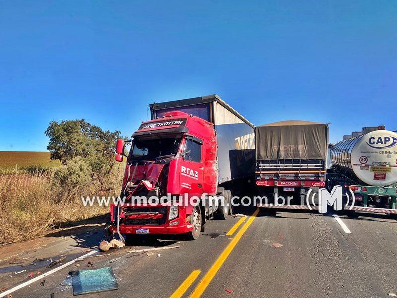 Colisão entre veículos de carga interdita parcialmente a BR-365 e deixa uma pessoa ferida