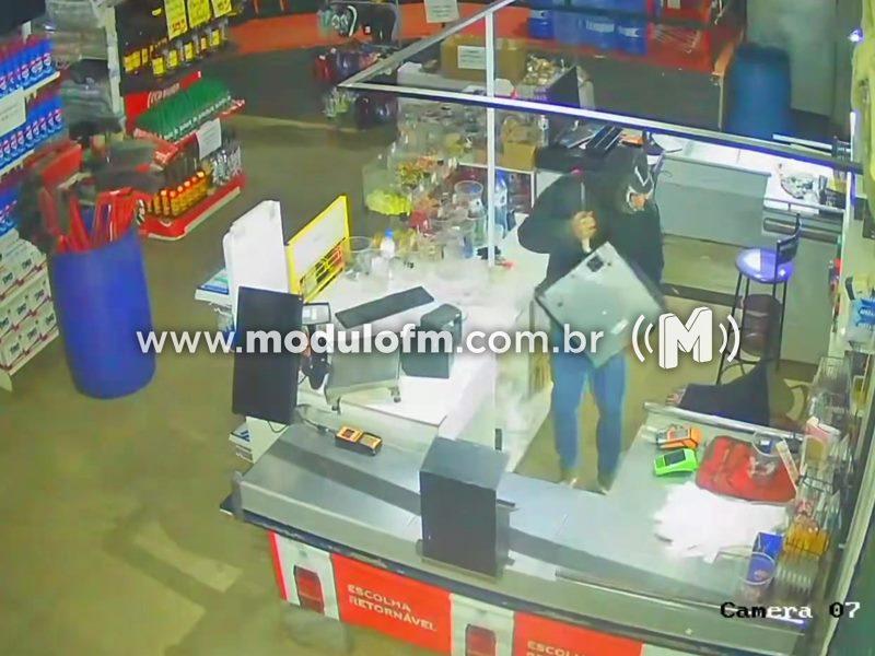 Criminoso invade supermercado e leva dinheiro e mercadorias durante a madrugada em Patrocínio