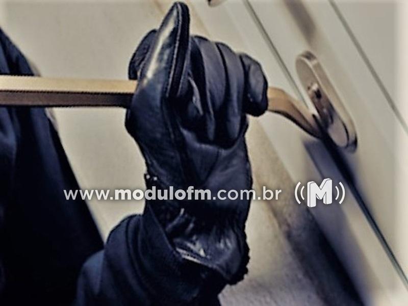 Criminosos invadem residência e furtam R$ 2 mil em semijoias em Patrocínio