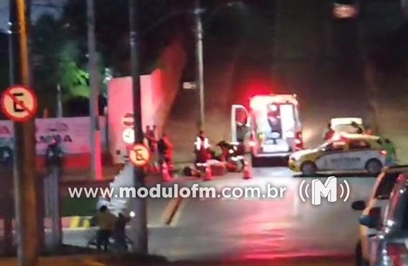 Jovem de 22 anos fica ferida em colisão entre moto e carro em Patrocínio