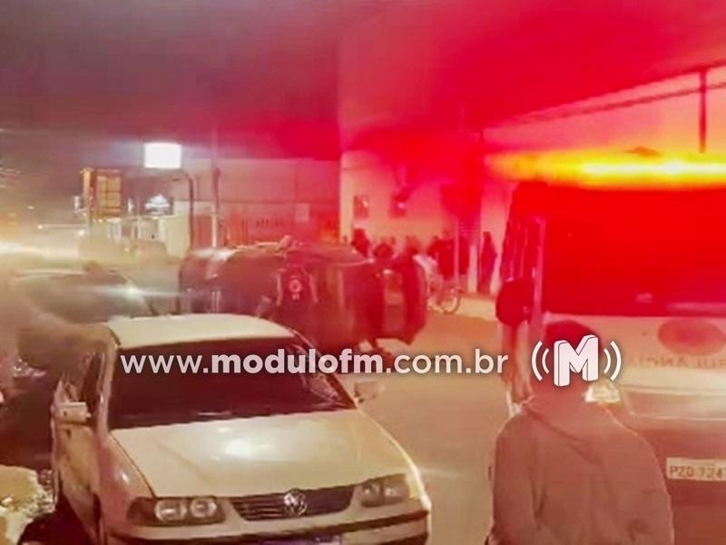 Motorista sofre mal súbito, colide com veículos estacionados e capota em Monte Carmelo