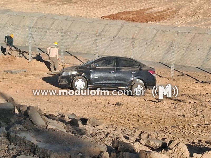 Veículo capota e para em meio a obras de canalização do córrego Rangel em Patrocínio