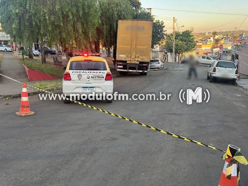Caminhão bate e derruba poste no centro de Patrocínio