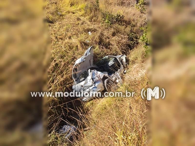 Motorista de 23 anos perde controle e cai em ribanceira na MG-230 em Serra do Salitre