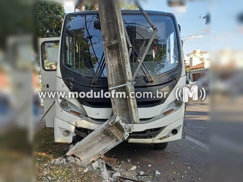 Motorista passa mal e colide micro-ônibus com pacientes contra...