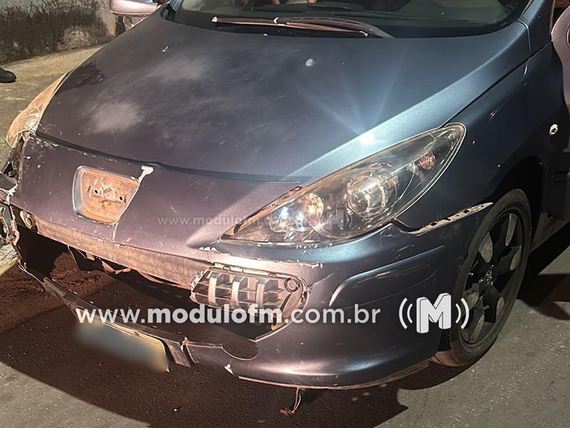 Motorista possivelmente embriagado é preso após bater e arrastar motocicleta em Patrocínio