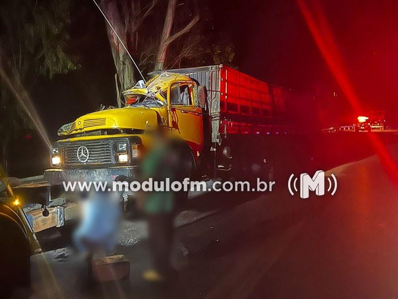 Caminhoneiro de Monte Carmelo morre em grave acidente na BR-365