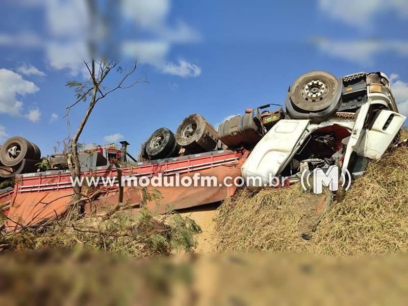Caminhoneiro fica ferido após capotar carreta carregada com soja na BR-365 em Guimarânia
