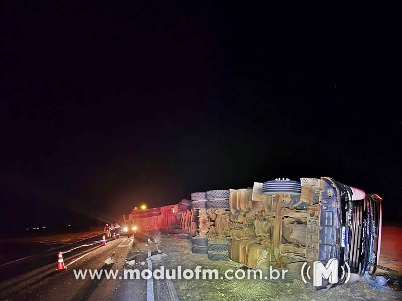 Carreta com 48 toneladas de soja tomba  e deixa motorista ferido na MG-190