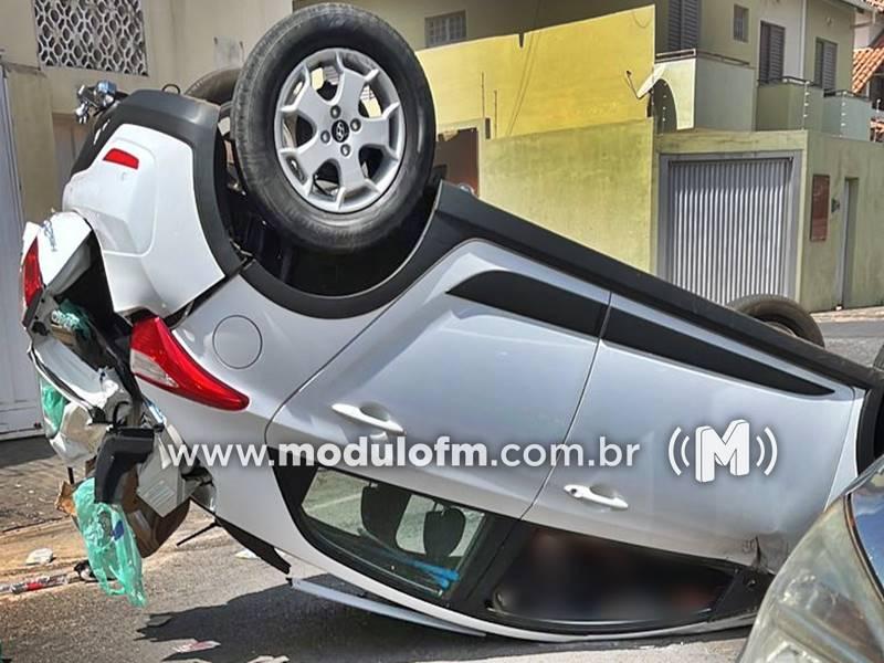 Condutora perde controle e capota carro após colisão em Patrocínio