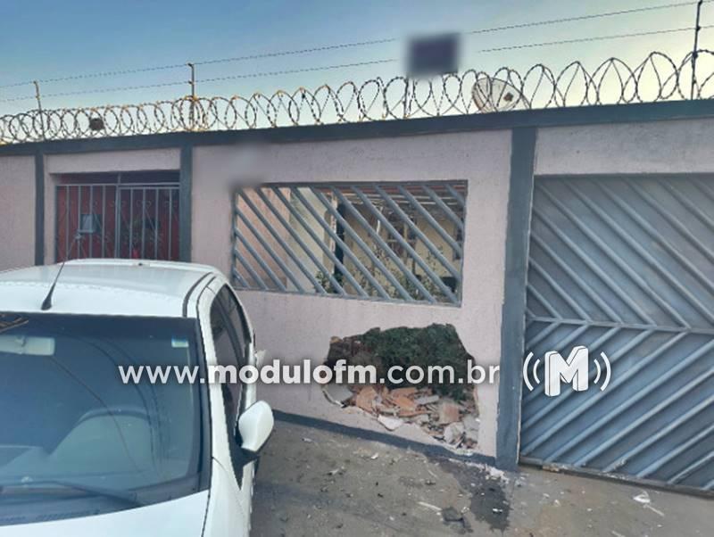 Criança de 13 anos pega carro dos pais sem permissão, colide com veículo estacionado e danifica muro de residência em Patrocínio