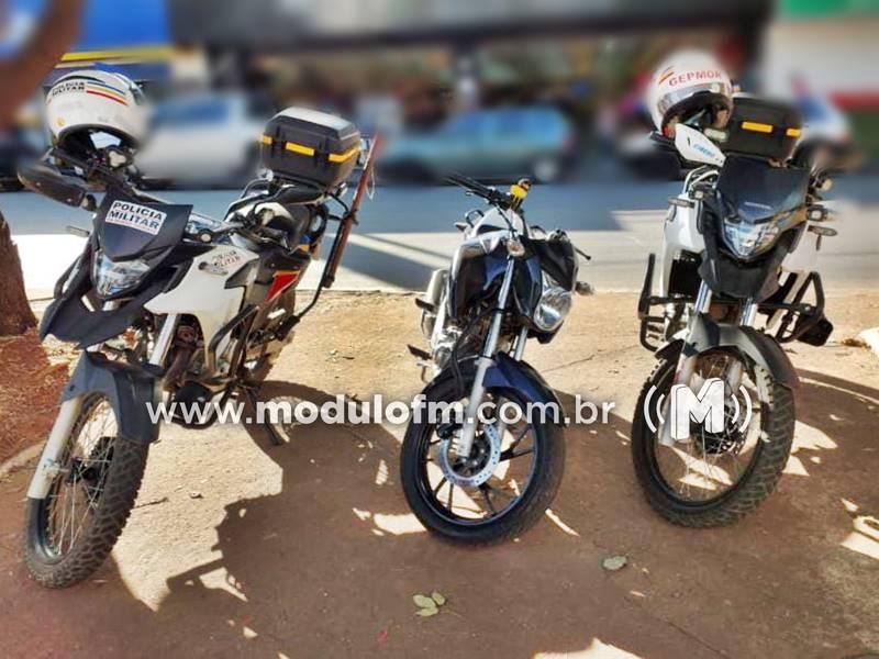 Deu ruim: Jovem de 20 anos é flagrado empinando moto no centro de Patrocínio