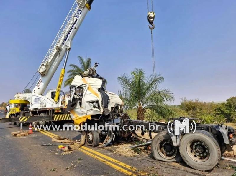 Moradora de Prata de 33 anos é identificada como a passageira que morreu em acidente com bitrem carregado de óleo diesel na BR-365