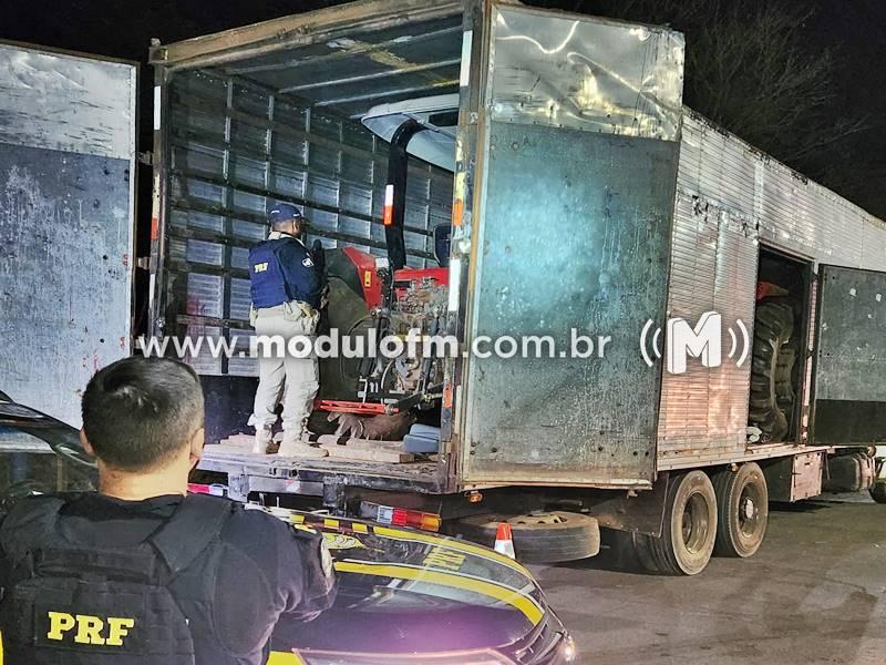 PRF prende homem transportando tratores roubados em caminhão baú na BR-365