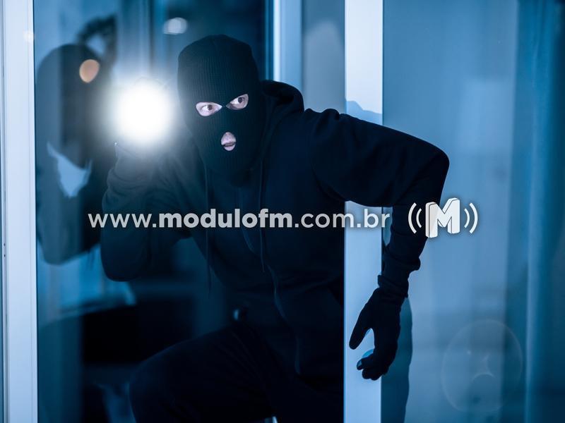 Residência é alvo de criminosos durante ausência dos moradores em Patrocínio