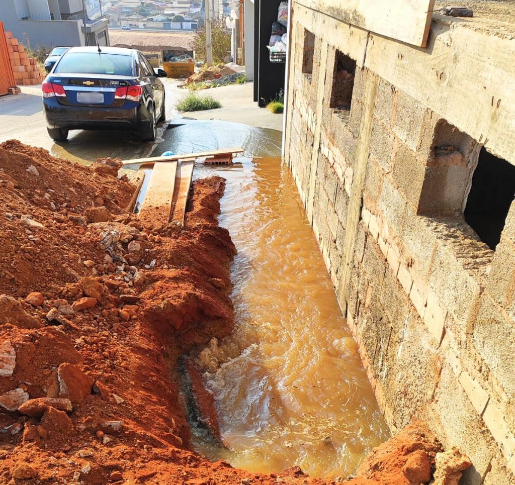 Rompimento de adutora provoca interrupção de abastecimento de água no bairro Jardim das Oliveiras