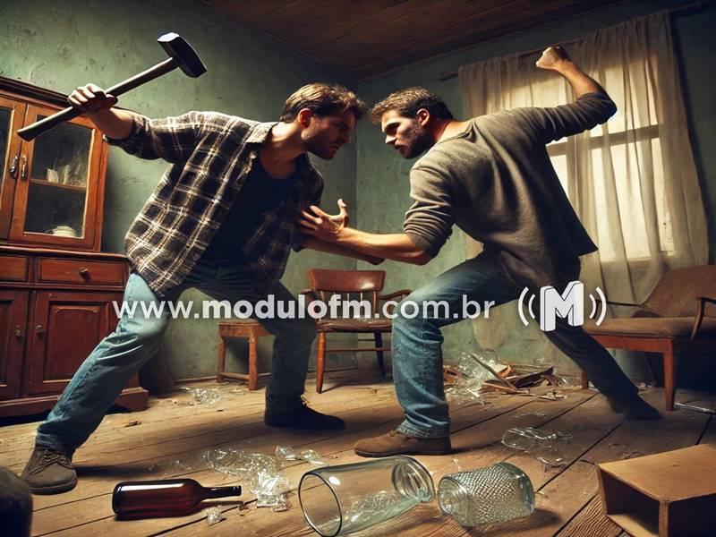 Discussão entre dois homens termina em agressão com martelo e vaso de vidro em Patrocínio