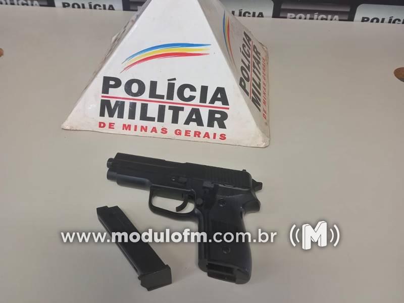 Estudante de 15 anos é flagrado com réplica de arma dentro de sala de aula em Patrocínio