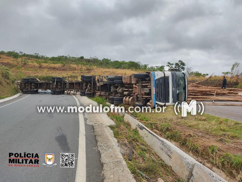 Caminhão carregado de eucalipto tomba e interdita BR-146 na Serra da Catiara em Serra do Salitre