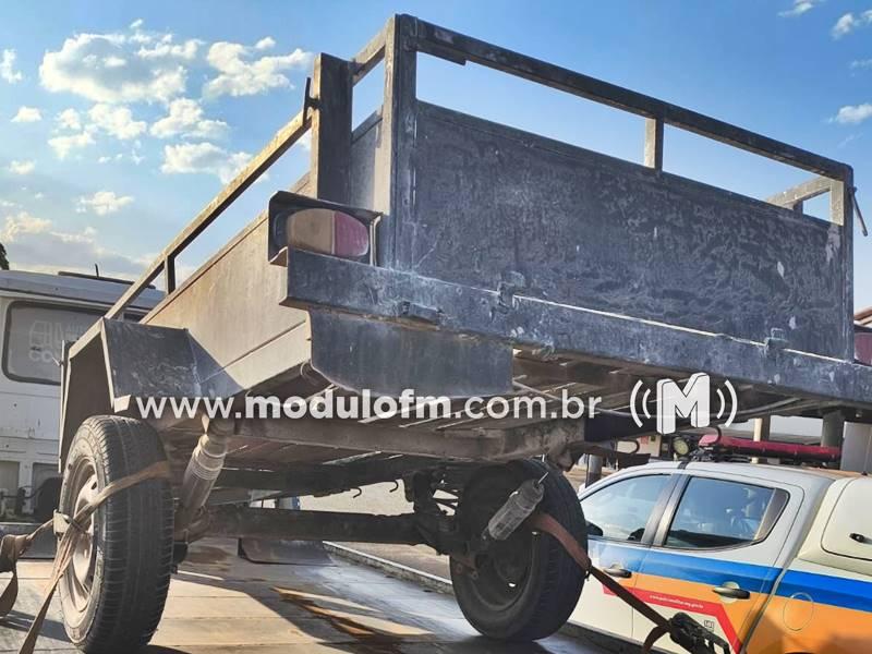 Carretinha sem identificação é apreendida pela Polícia Rodoviária na MG-230 em Patrocínio