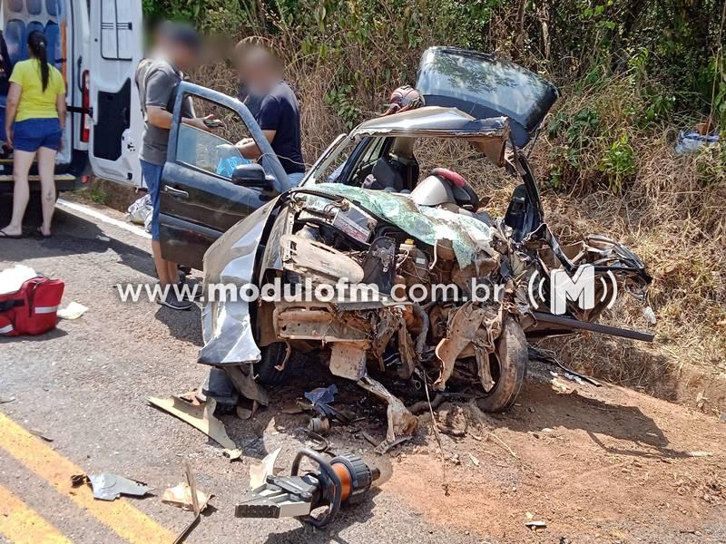 Colisão entre veículo e caminhão de leite deixa homem preso às ferragens com TCE na LMG-737, entre Guimarânia e Cruzeiro da Fortaleza