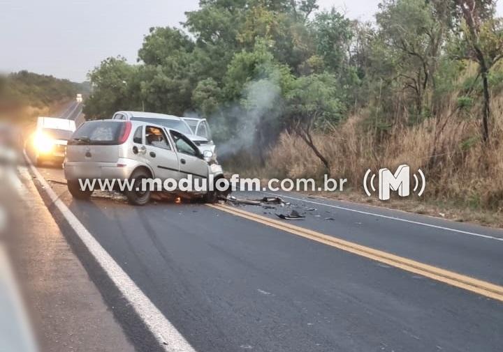 Grave acidente entre carro e caminhonete deixa duas pessoas mortas na BR-365