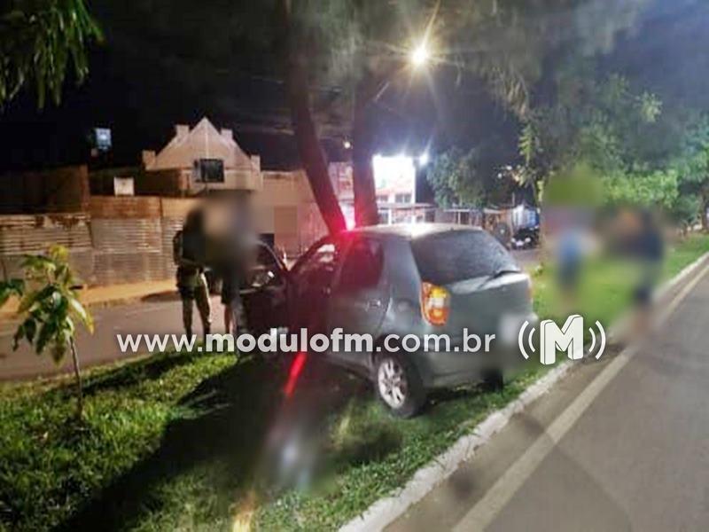 Homem é preso por embriaguez ao volante após colisão com veículo e árvore no bairro Enéas