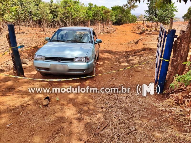 Idoso é encontrado morto após ser atropelado por seu próprio carro em estrada rural