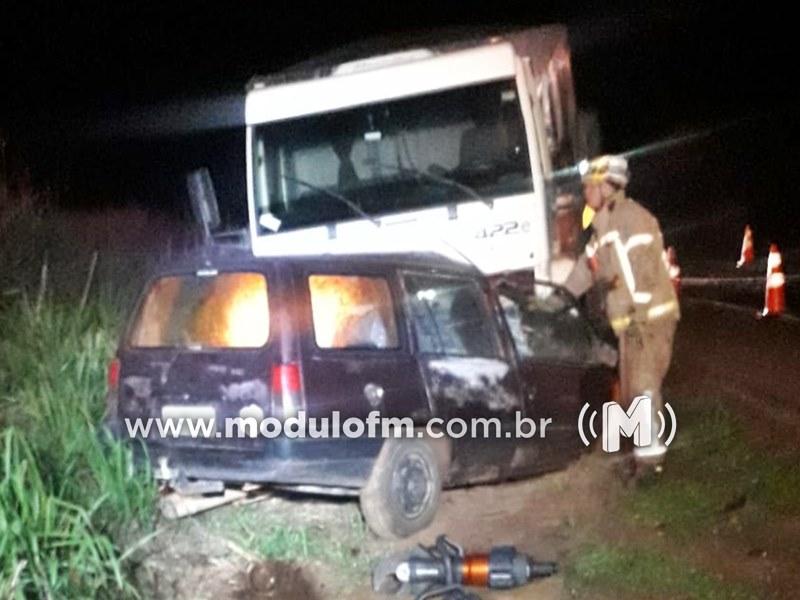 Morador de Monte Carmelo morre em grave acidente entre carro e caminhão na BR-365