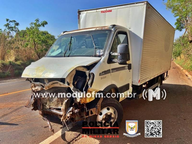 Tentativa de ultrapassagem termina em colisão e jovem ferido na MG-190