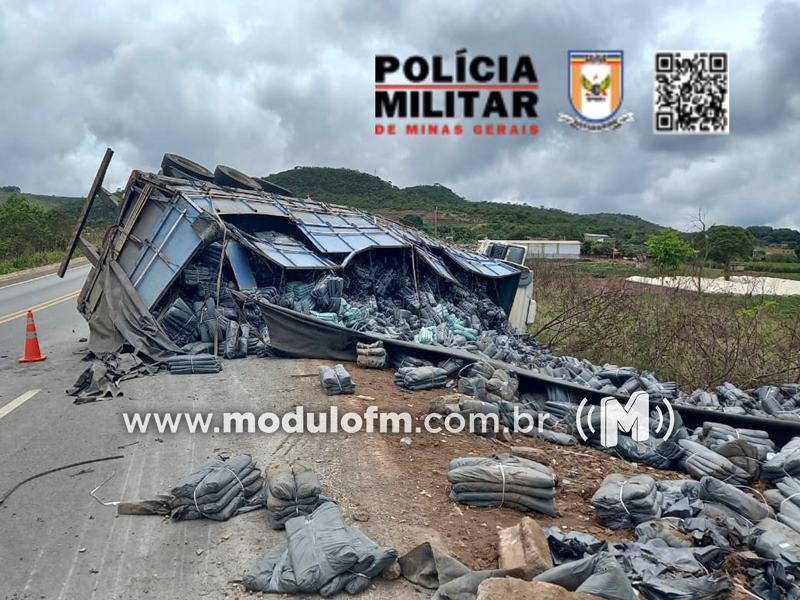 Caminhão com 32 toneladas de carga tomba em curva perigosa na Serra da Catira da BR-146 em Serra do Salitre