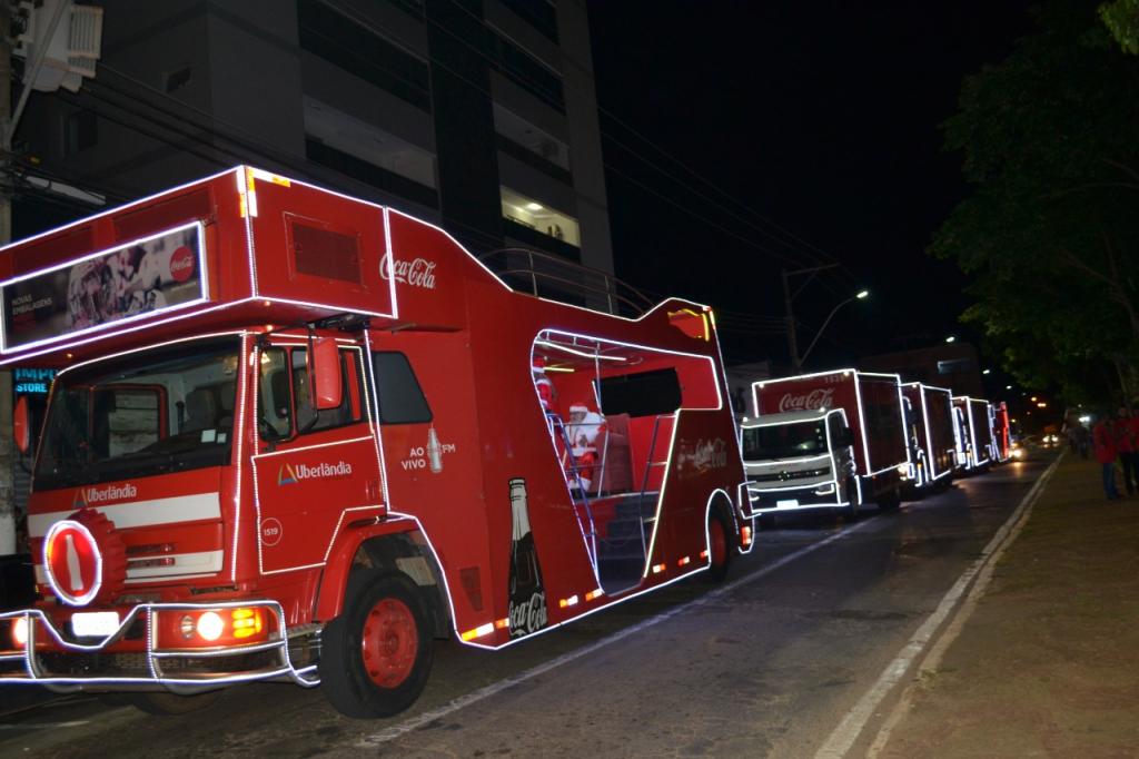 Caravana da Coca-Cola anima Natal em Patrocínio com desfile pelas principais ruas