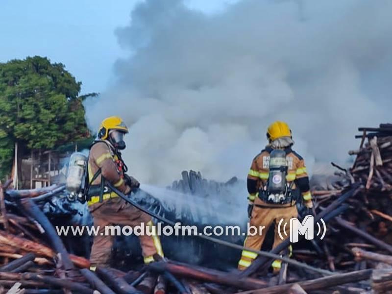 Corpo de Bombeiros de Patrocínio controla incêndio em padaria de Guimarânia