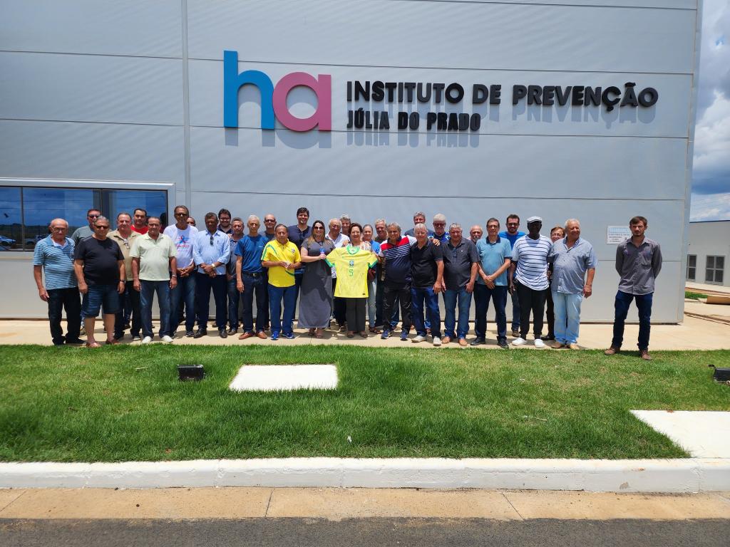 Empresário repassa ao HC Patrocínio camisa autografada da Seleção Brasileira para rifa beneficente