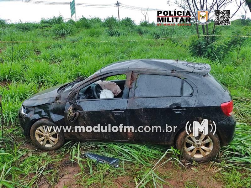 Mulher é arremessada de carro durante capotamento e morre na MG-190 em Monte Carmelo