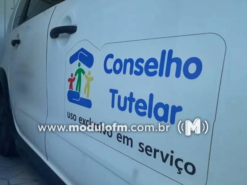 Crianças são encontradas sozinhas em casa em Patrocínio; mãe estaria viajando há cinco dias para a Bahia