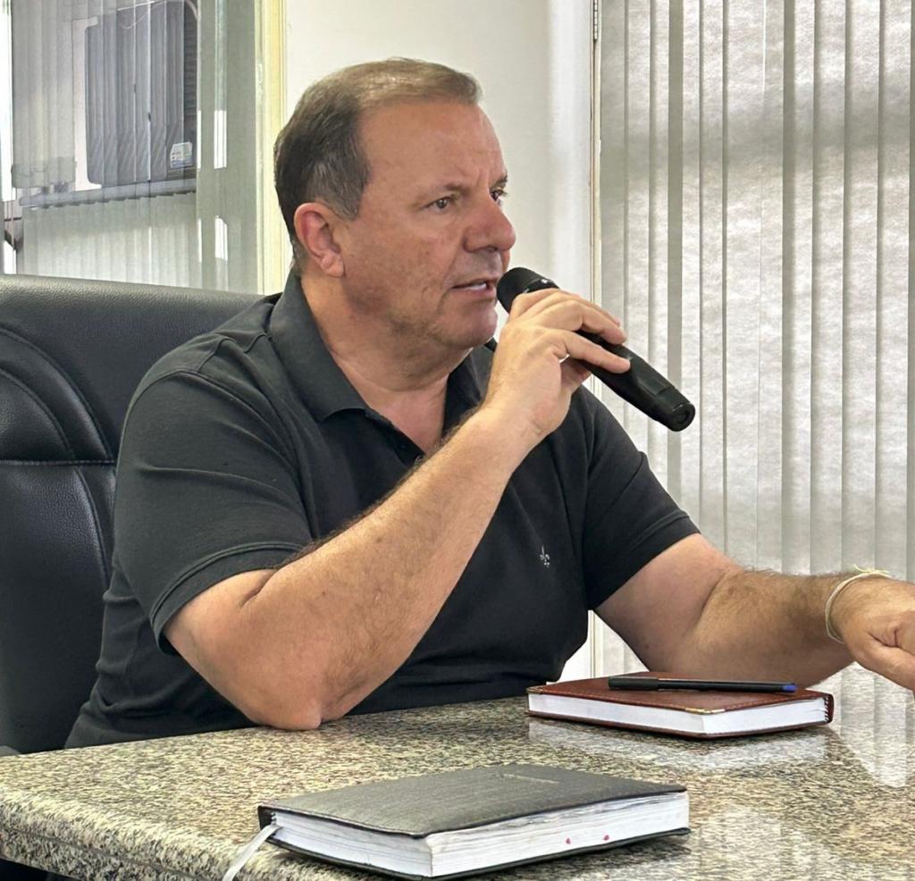 Em coletiva, prefeito critica falta de quórum para votação...