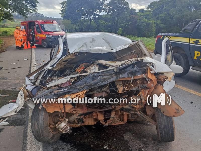Motorista de carro de passeio fica ferido em colisão traseira com caminhão na BR-365