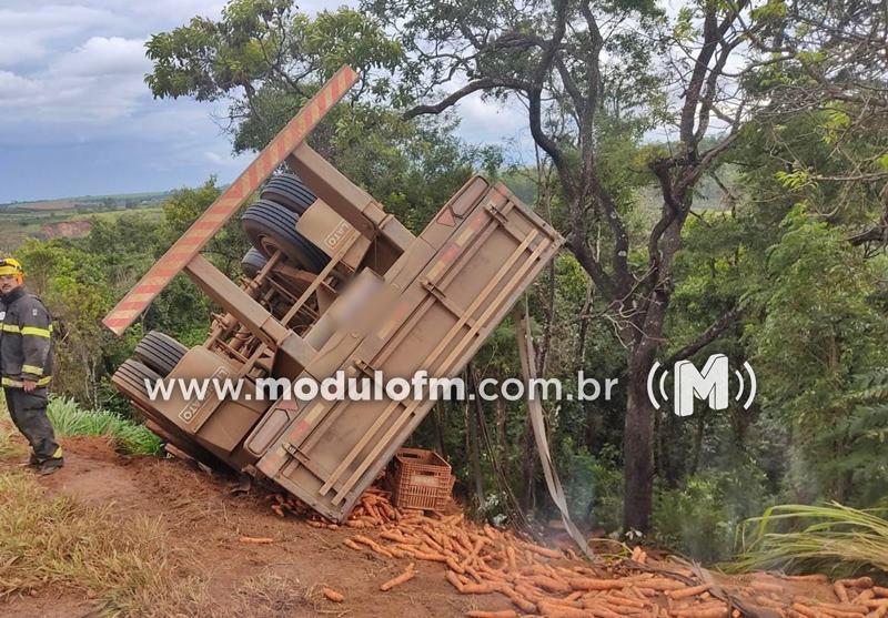 Caminhoneiro morre após tombar carreta na BR-354 em São Gotardo