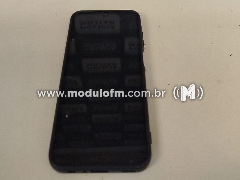 Homem com tornozeleira eletrônica é preso por receptação de celular furtado em Patrocínio