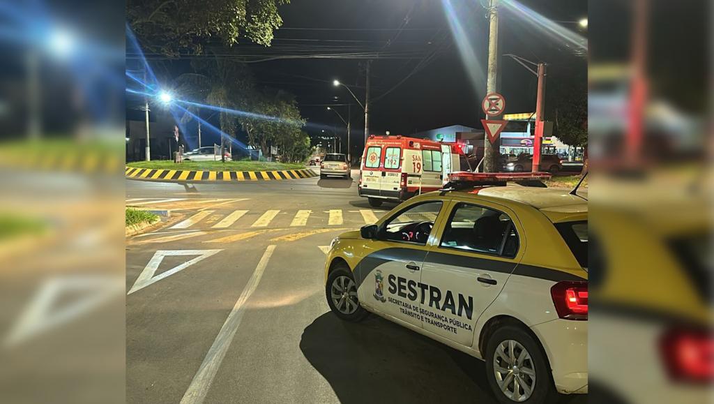 Jovem de 18 anos fica ferido em acidente entre carro e moto no bairro São Cristóvão, em Patrocínio