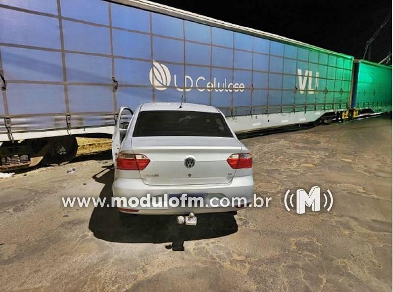 Carro colide com locomotiva em Patrocínio e ocupantes fogem antes da chegada da polícia