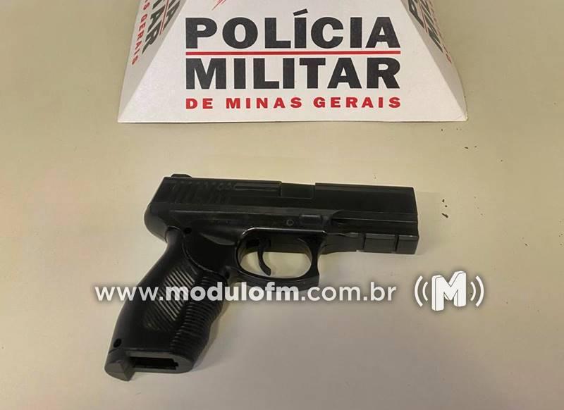 Foragido da Justiça é preso com simulacro de arma de fogo por militares do Tático Móvel no bairro Enéas