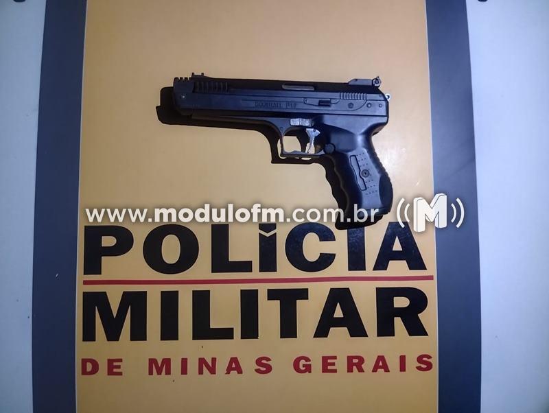 Homem é preso por porte ilegal de arma de fogo durante blitz em Patrocínio