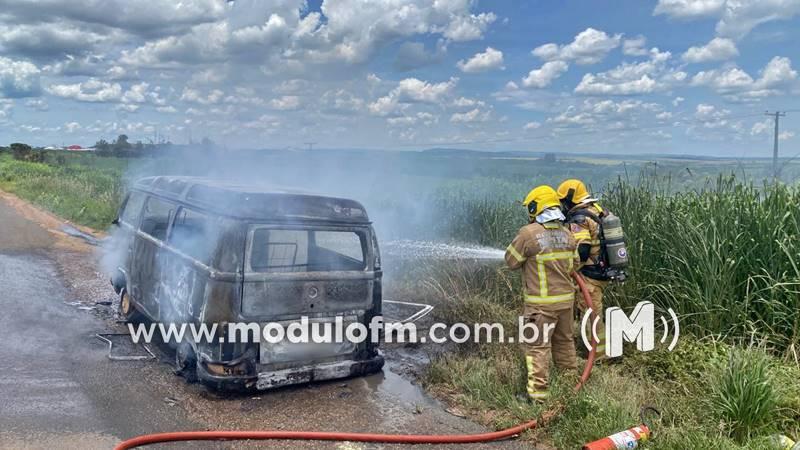 Incêndio consome Kombi na BR-365; condutor escapa ileso