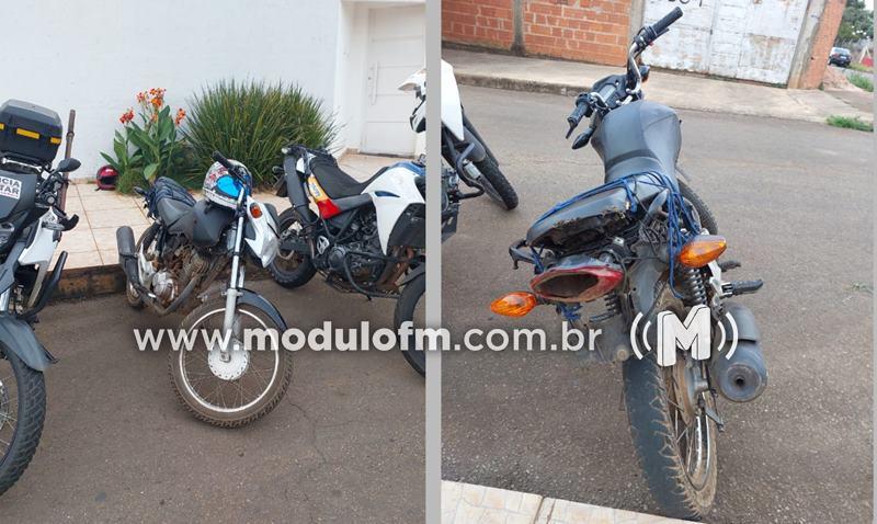 Motocicleta furtada em Patos de Minas é localizada em Patrocínio; Irmãos são detidos por receptação