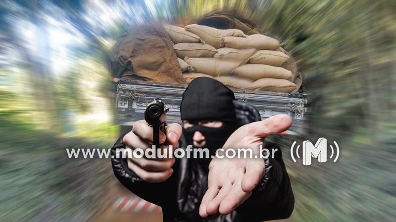 Roubo à mão armada em plena luz do dia na MG-230 em Patrocínio: Criminosos sequestram casal e roubam carreta carregada com café avaliada em R$ 1,2 milhão