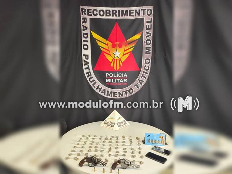 Tático Móvel prende dois jovens e apreende armas e drogas em operação contra o tráfico no bairro Enéas em Patrocínio