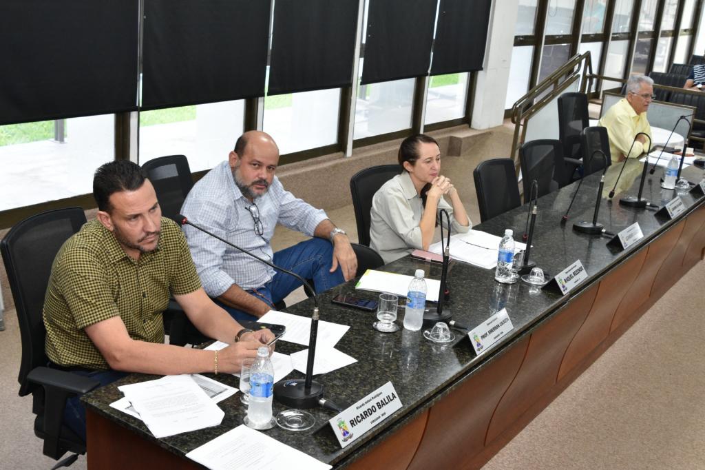 Vereador se coloca contra possível terceirização de varrição de ruas e líder do governo diz que não há nada de concreto