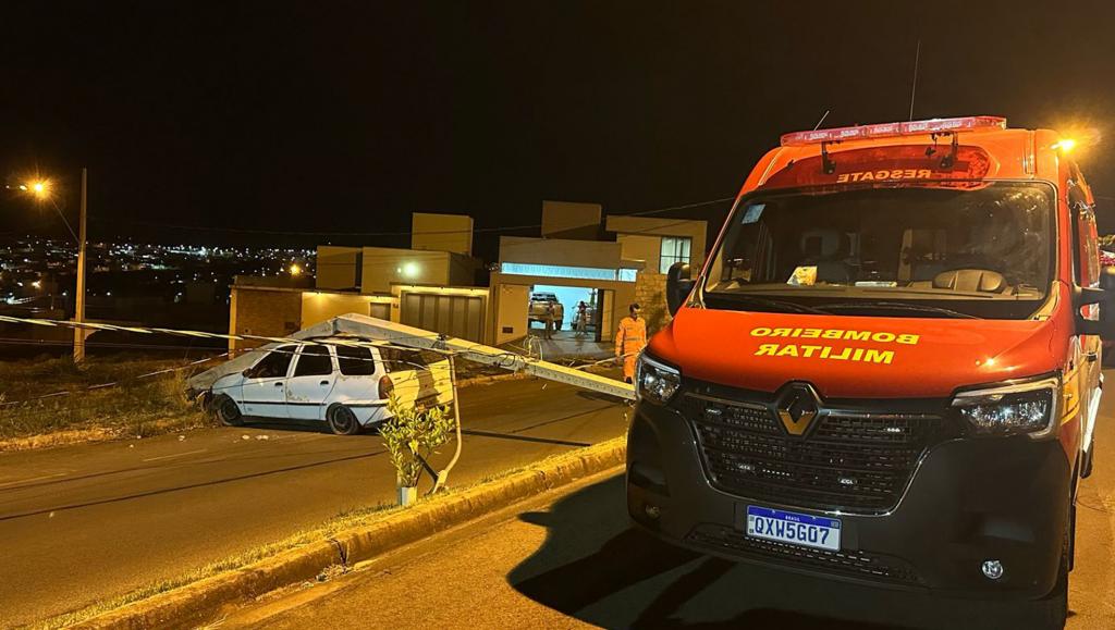 Condutor abandona veículo após colisão contra poste no Bairro...